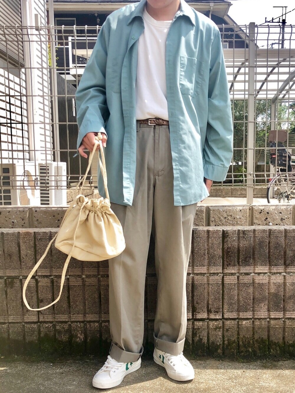 「夏だ！Tシャツ着よう！、レイヤードスタイル、シャツスタイル、スニーカーコーデ、いいね、save、フォローお願いします🤑、タックイン、低身長、u170、ユニクロ」｜「古着のアイテム（パンツ、ベージュ系）」を使った、k.s.k「U170」さん（メンズ・168cm）の夏コーディネートの1枚目の写真