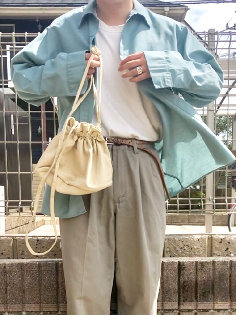 「シンプルコーデ、ビッグシルエット、シャツスタイル、Tシャツ、オーバーサイズ、低身長、いいね、save、フォローお願いします🤑、大学生、u170、お洒落さんとつながりたい」｜「古着のアイテム（パンツ、ベージュ系）」を使った、k.s.k「U170」さん（メンズ・169cm）の夏コーディネートの1枚目の写真