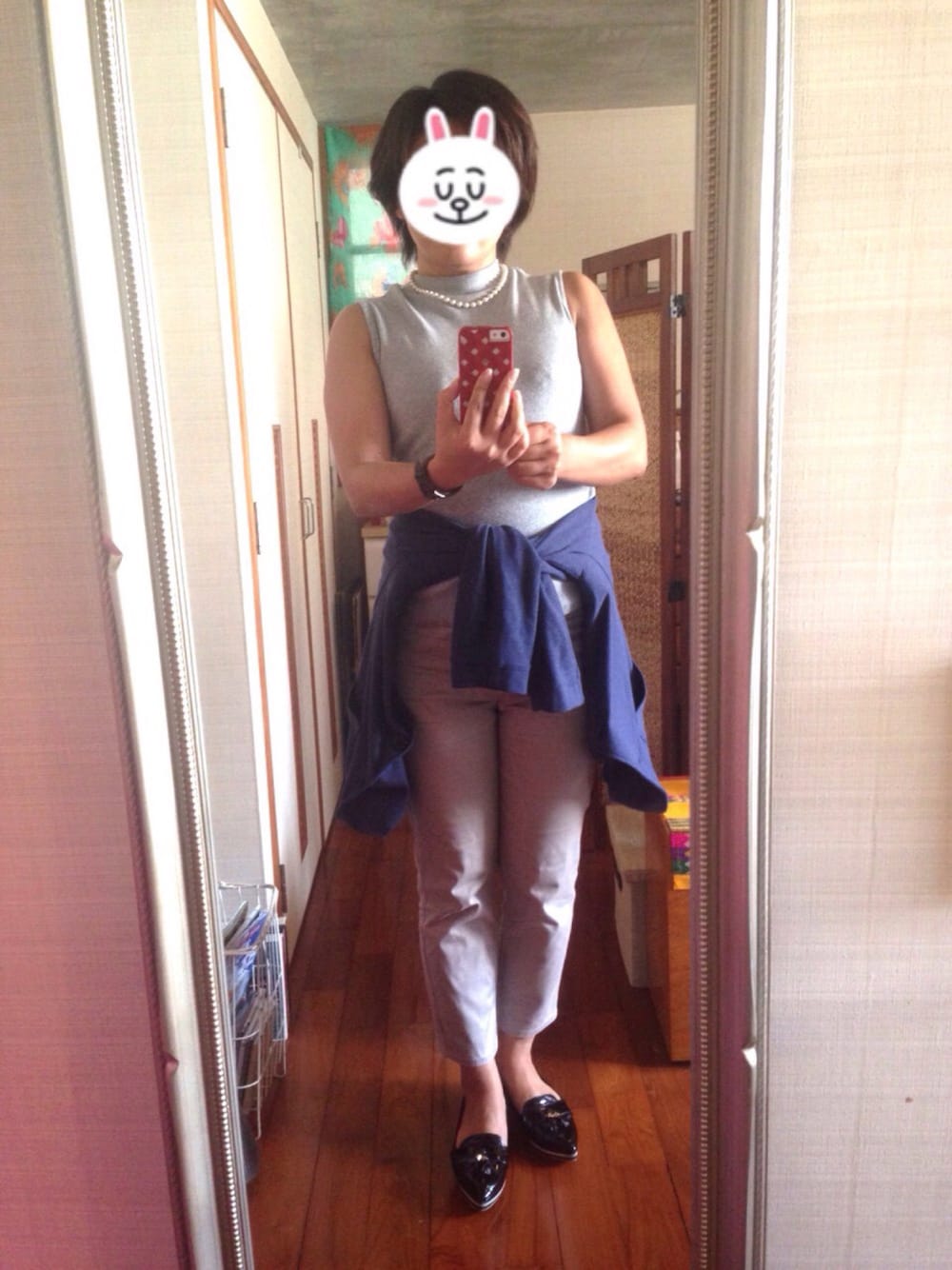 ブルー系のテーラードジャケット、グレー系のその他パンツ、グレー系のTシャツ/カットソーを着用したレディースの夏コーディネートの1枚目の写真