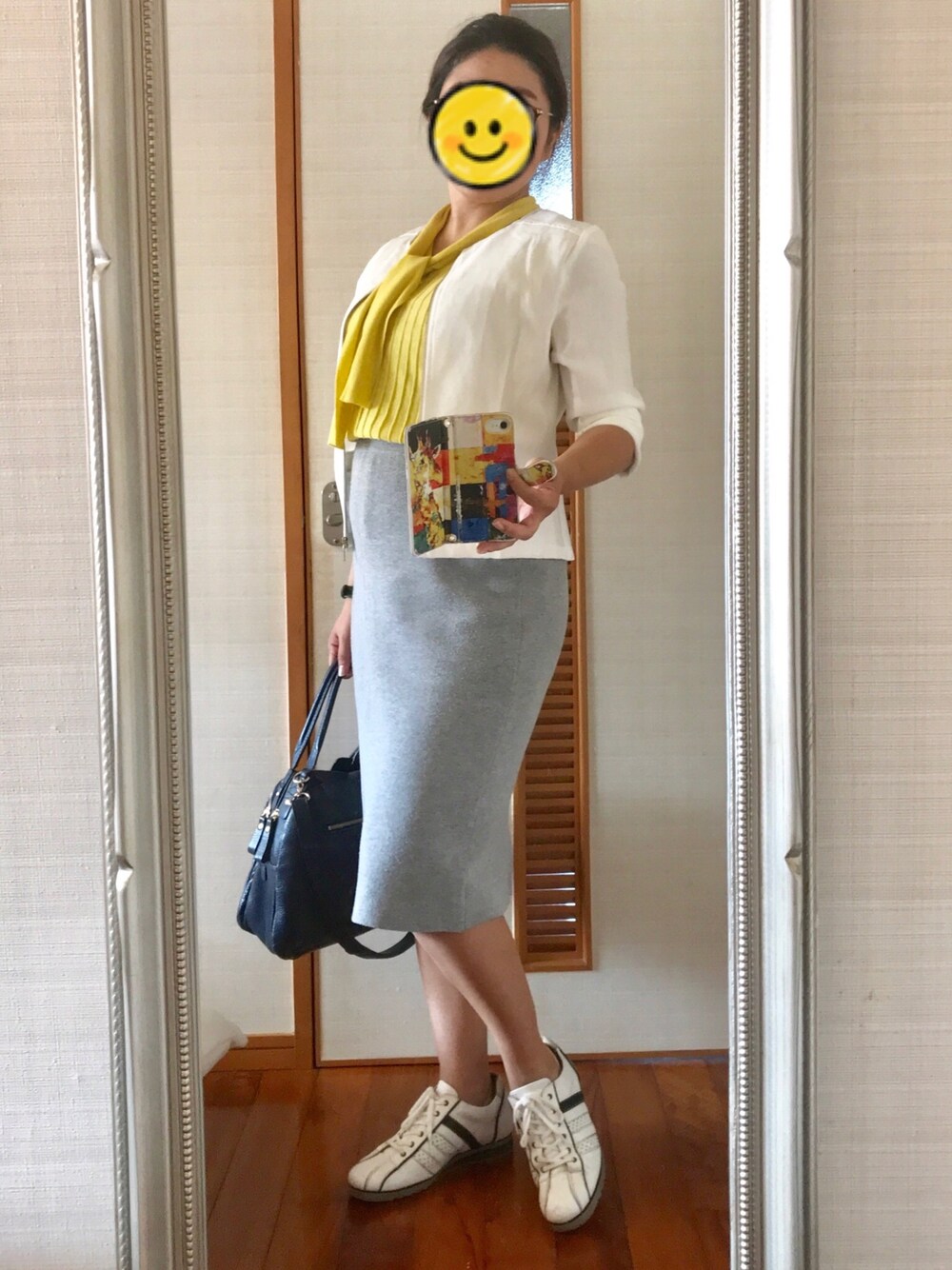 グレー系のワンピース、ホワイト系のスニーカー、ブルー系のハンドバッグを着用したレディースの春コーディネートの1枚目の写真