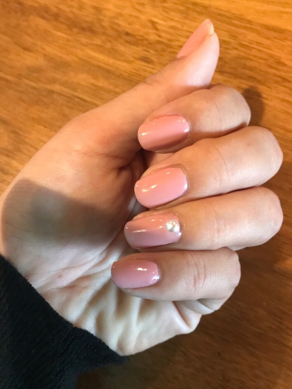 ピンク系のハンドケア/ハンドクリームを着用したレディースの冬コーディネートの1枚目の写真