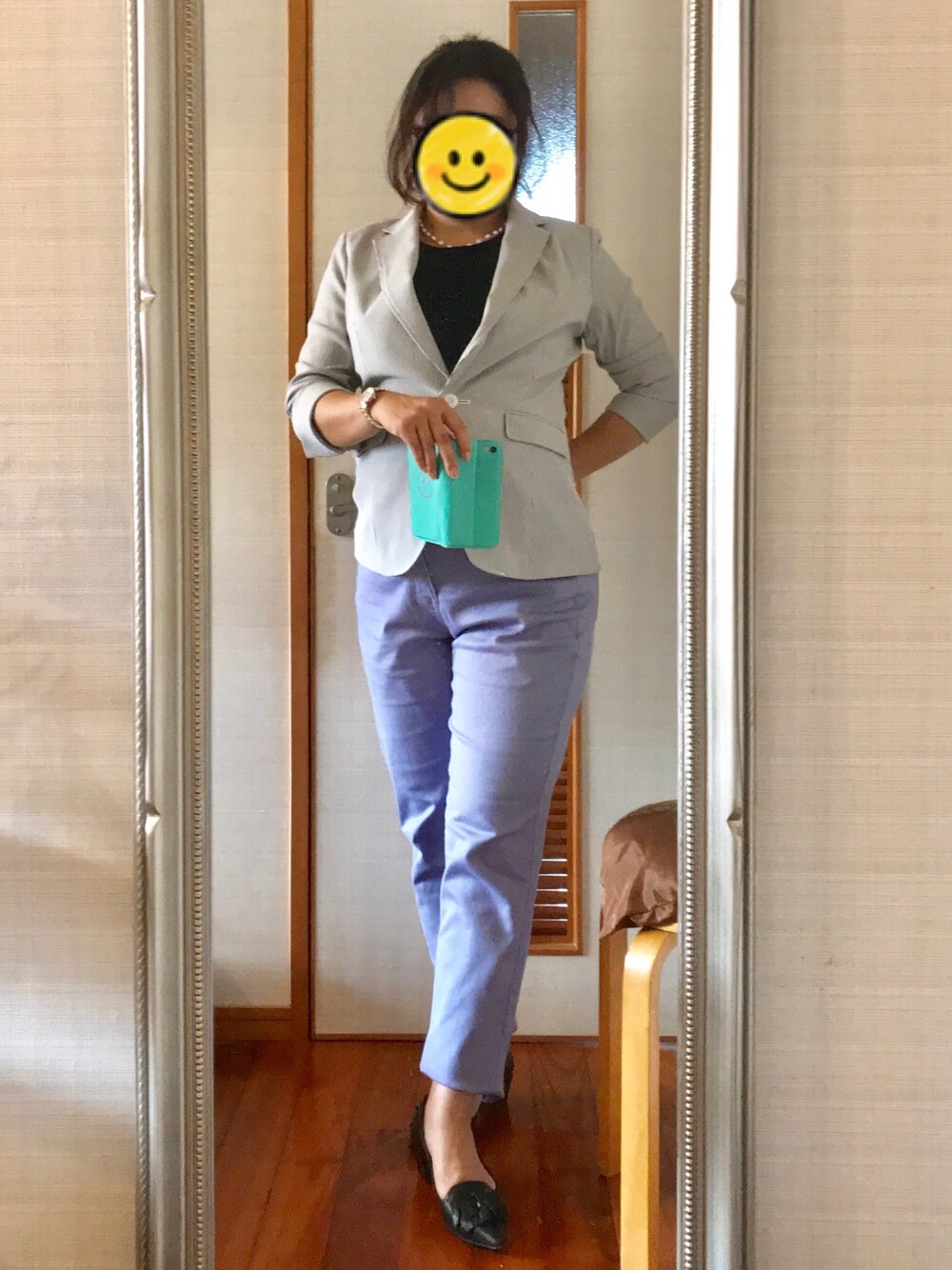 パープル系のその他パンツ、ブラック系のパンプス、グレー系のテーラードジャケットを着用したレディースの春コーディネートの1枚目の写真