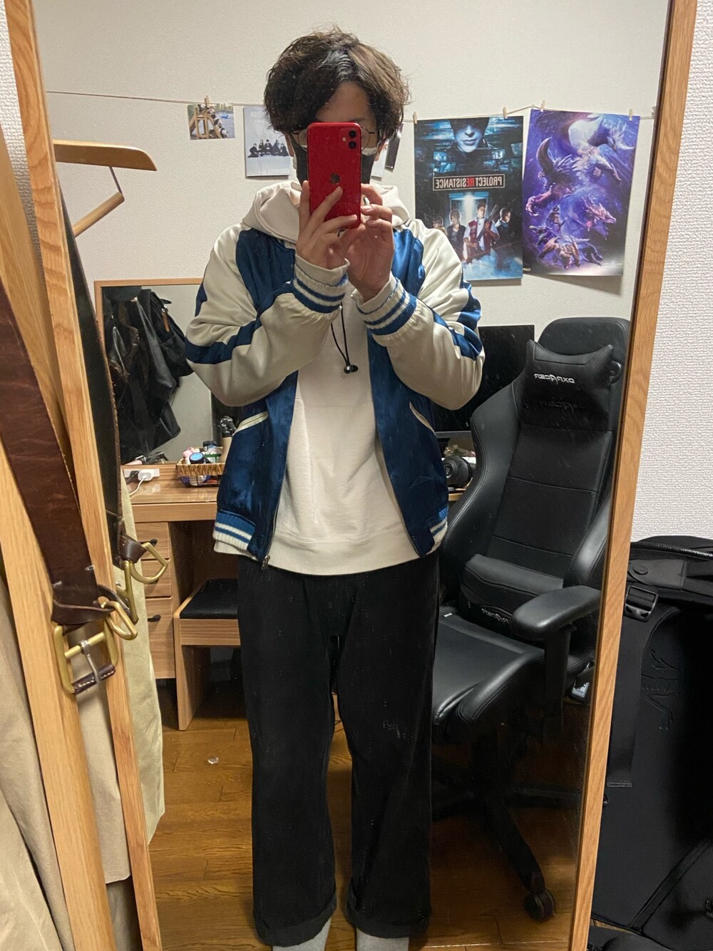 「春コーデ、シンプルコーデ、デニム、ストリート、黒」｜「crepusculeの【SHIPS別注】crepuscule: ロゴ 裏毛 スウェット プルオーバー パーカー（パーカー、ベージュ系）」を使った、k1さん（メンズ・171cm）の春コーディネートの1枚目の写真