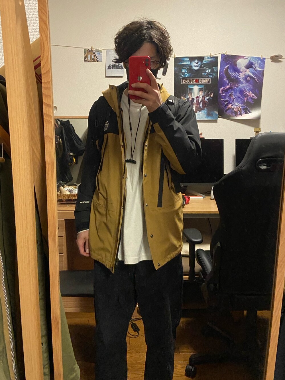 「今日のコーデ、シンプルコーデ、春アウター、デニム、通勤コーデ」｜「THE NORTH FACEの【THE NORTH FACE / ザ ノースフェイス】マウンテンライトジャケット（マウンテンパーカー、グリーン系）」を使った、k1さん（メンズ・171cm）の春コーディネートの1枚目の写真