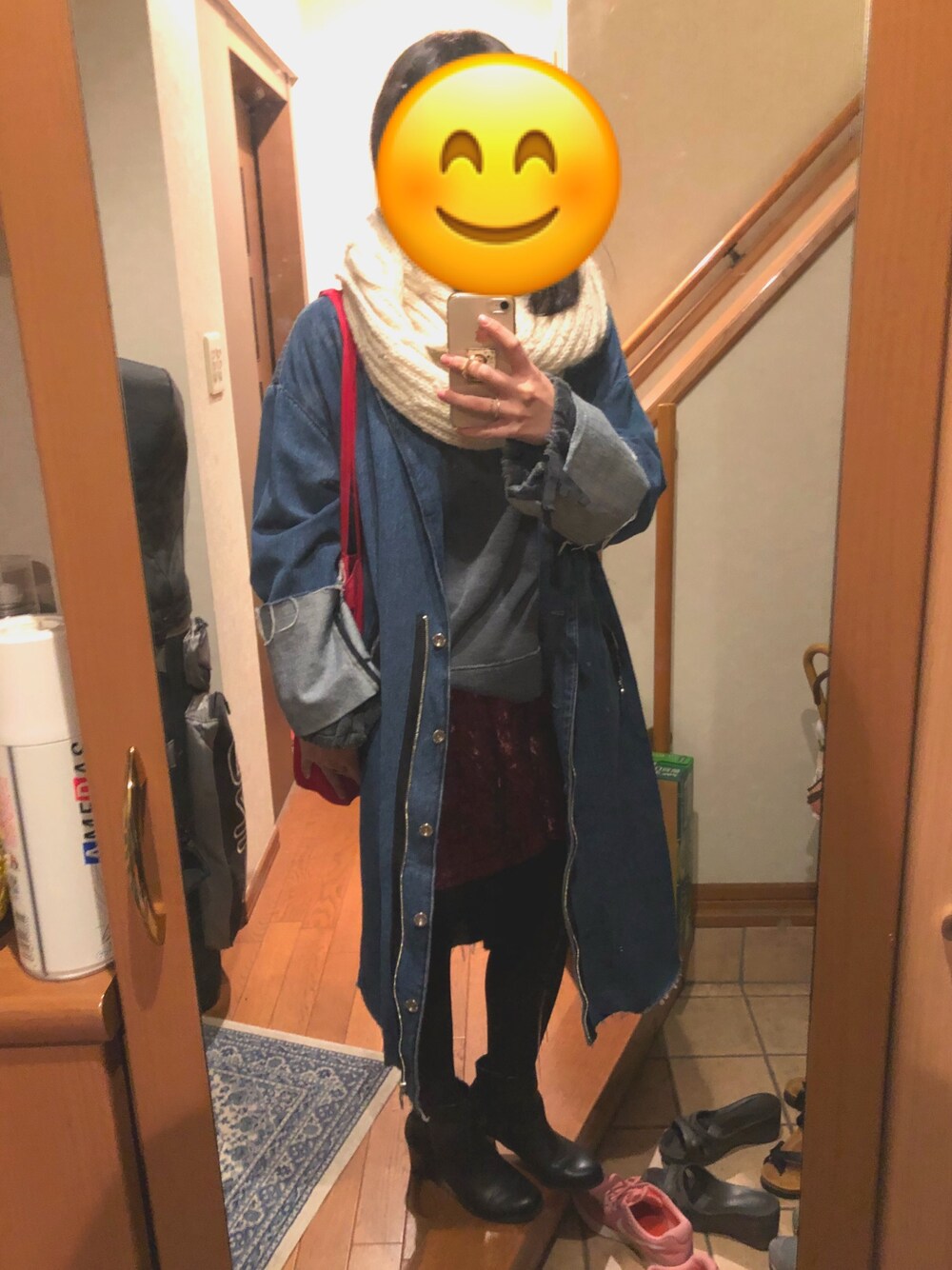 「American Eagleのアイテム（スウェット、グレー系）」を使った、Saeさん（レディース・155cm）の冬コーディネートの1枚目の写真
