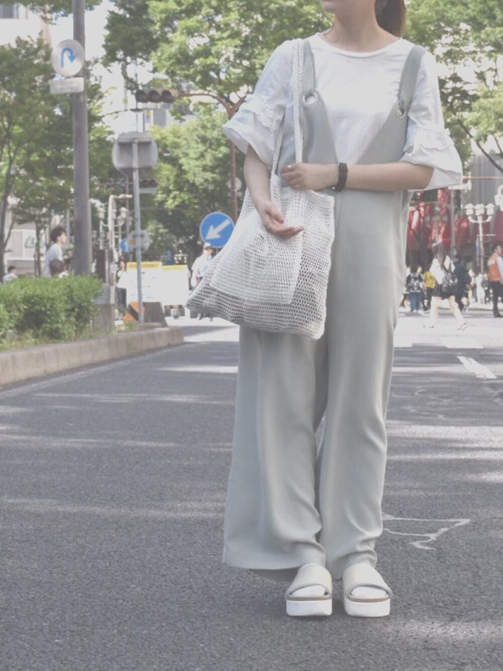 「KBF、H&M、WEGO、Hender Scheme、サロペット、オールインワン、ワントーンコーデ」｜「H&Mのアイテム（Tシャツ/カットソー、ホワイト系）」を使った、rinaさん（レディース・156cm）の夏コーディネートの1枚目の写真