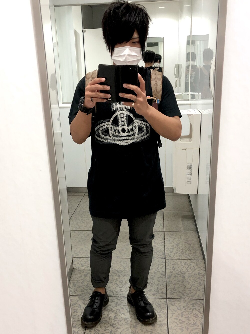 「シンプルコーデ、モノトーン、ビッグT」｜「Vivienne Westwood MANのTRINITY ORB リラックス Ｔシャツ【109046 5113】（Tシャツ/カットソー、ブラック系）」を使った、Yusuke Sasakiさん（メンズ・161cm）の夏コーディネートの1枚目の写真