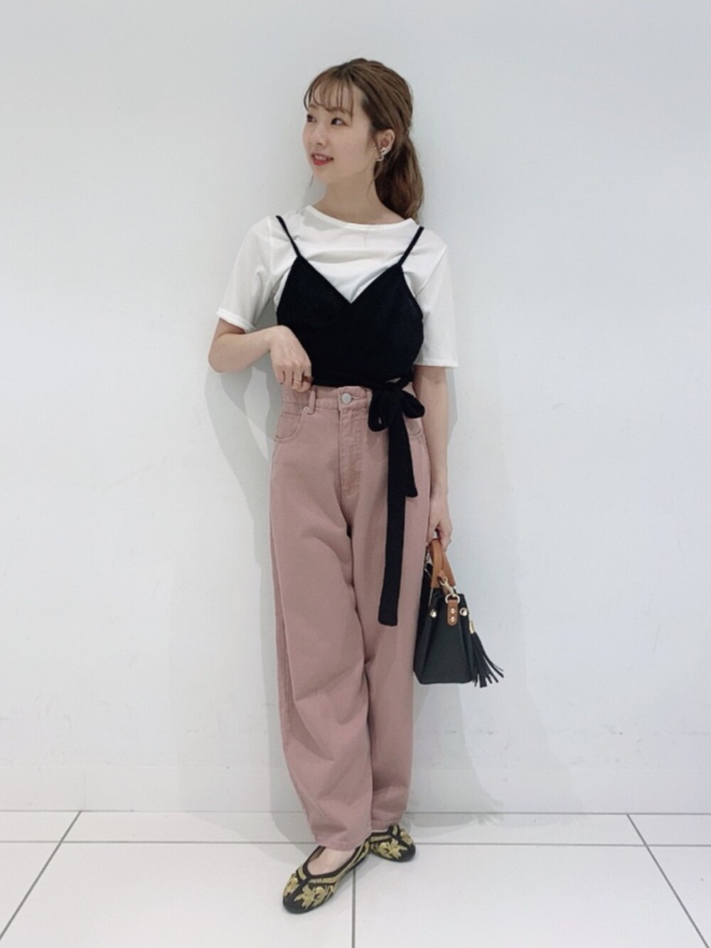 ブラック系のアンサンブル、ピンク系のその他パンツ、ブラック系のトートバッグを着用したレディースの夏コーディネートの1枚目の写真