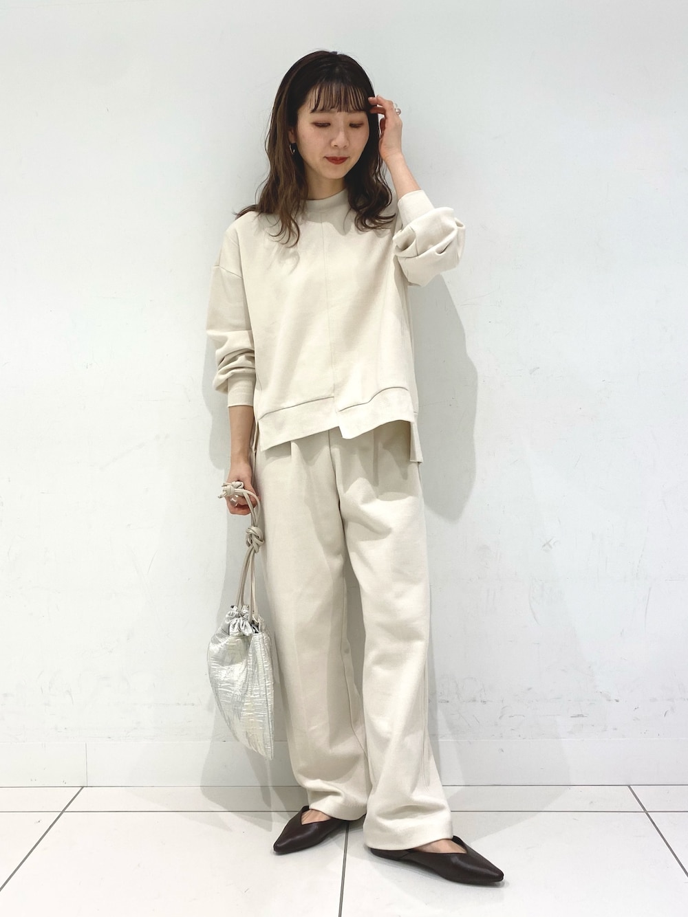 ホワイト系のTシャツ/カットソー、ホワイト系のその他パンツ、ブラウン系のその他シューズを着用したレディースの春コーディネートの1枚目の写真