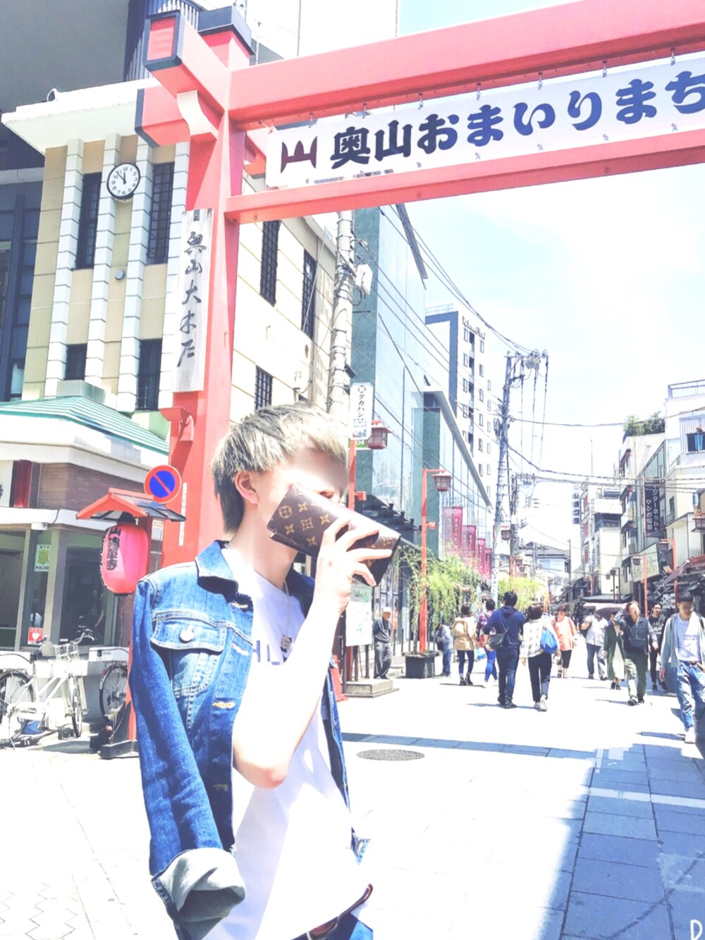 「シンプル、ストリート、夏コーデ、美容学生と繋がりたい、おしゃれさんと繋がりたい、ラフ、東京、かっこつけてごめんなさい」｜「TOMMY HILFIGERの【オンライン限定カラーあり】 グラフィカル ロゴ Ｔシャツ（Tシャツ/カットソー、ホワイト系）」を使った、SALUさん（メンズ・170cm）の春コーディネートの1枚目の写真
