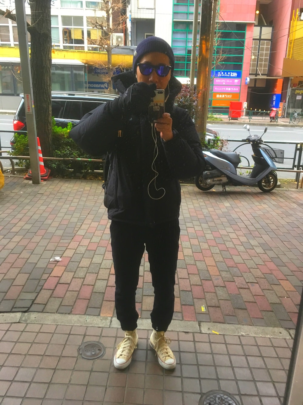 「黒、black、streetstyle、ユニクロ、バルトロライトジャケット、フロッグスキン、チャリコーデ、ジョガーパンツ、コンバース」｜「THE NORTH FACEのザ・ノース・フェイス メンズハイロフトダウンパーカー / バルトロライトジャケット（ダウンジャケット/コート、ブラック系）」を使った、かくちゃんさん（メンズ・175cm）の冬コーディネートの1枚目の写真