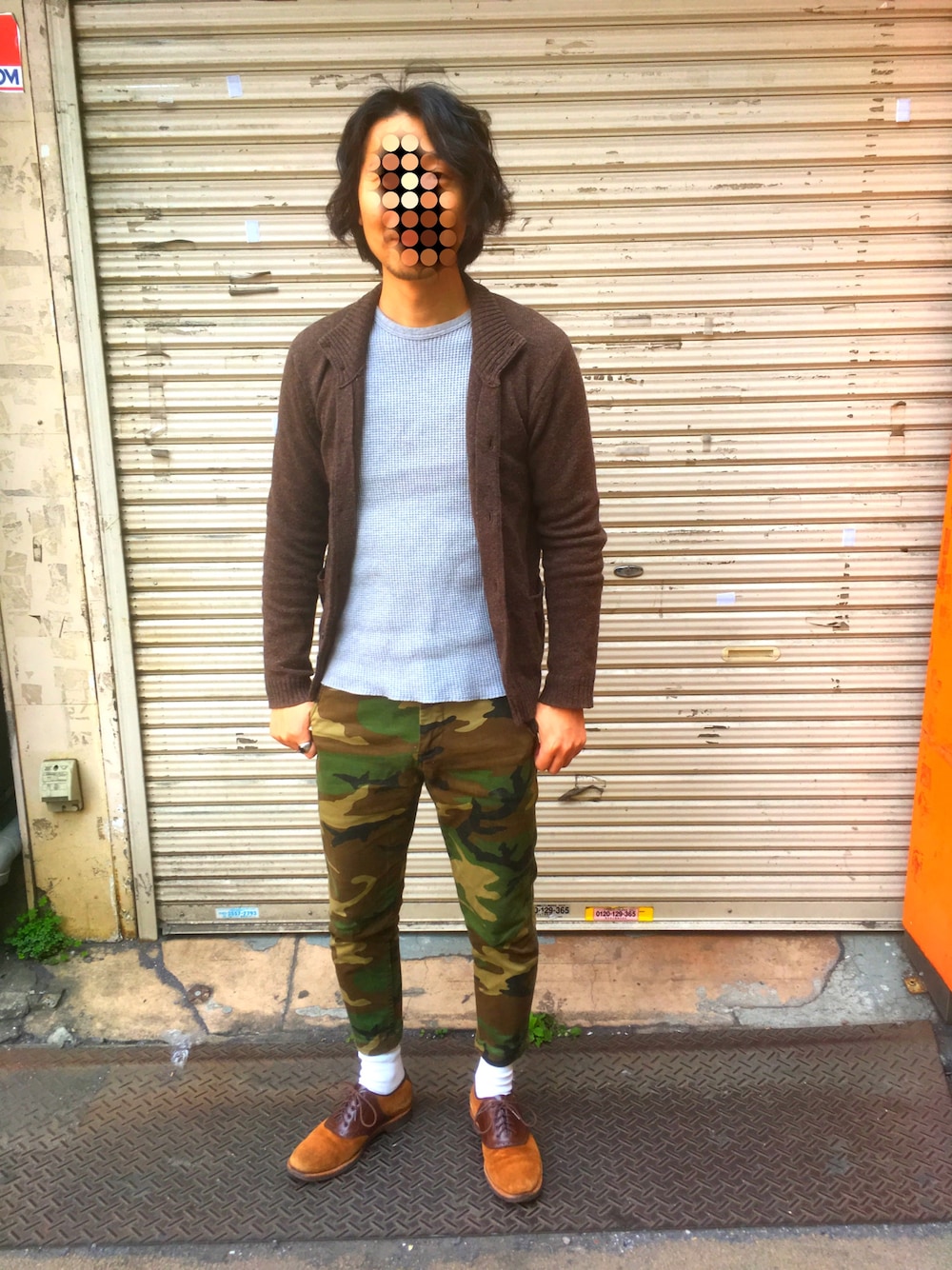 「ニット、カモフラージュ、春コーデ、きれいめカジュアル、ワッフルカットソー」｜「BEAMSの◎BEAMS / サーマル ロングスリーブ（Tシャツ/カットソー、グレー系）」を使った、かくちゃんさん（メンズ・175cm）の春コーディネートの1枚目の写真