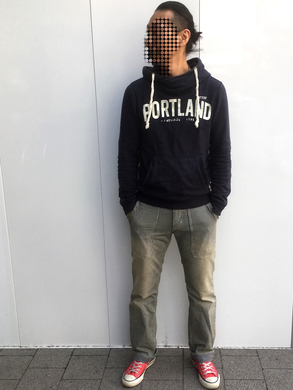 「カジュアルコーデ、デニムパンツ、パーカー、ストライプデニム、コンバース、スニーカー」｜「Bershkaのアイテム（パーカー、ブルー系）」を使った、かくちゃんさん（メンズ・175cm）の春コーディネートの1枚目の写真