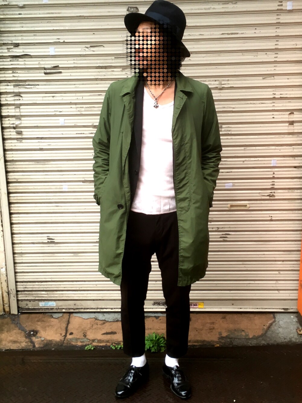 「ootd、大人カジュアル、レインコート、ハット、エナメルシューズ、ホワイトソックス、BEAMS、American Apparel、ピンク×ブラック、ロングコート」｜「GAPのアイテム（Tシャツ/カットソー、ピンク系）」を使った、かくちゃんさん（メンズ・175cm）の春コーディネートの1枚目の写真