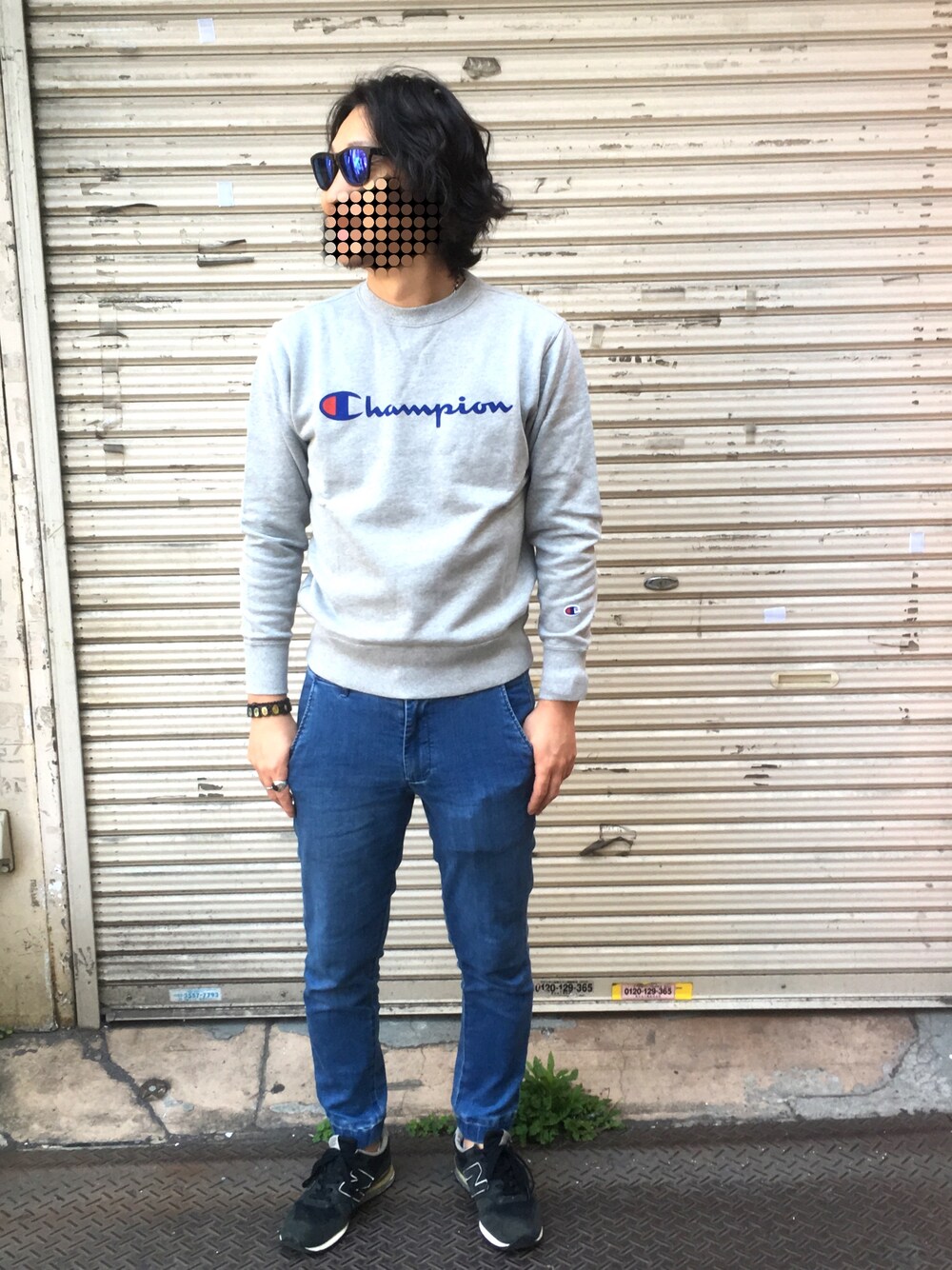「ストリート、UNIQLO、グレー、チャンピオン、スニーカー、スウェット、デニム、サングラス、オークリー、ニューバランス」｜「ChampionのWEGO/Championプリントプルオーバー（スウェット、グレー系）」を使った、かくちゃんさん（メンズ・175cm）の春コーディネートの1枚目の写真