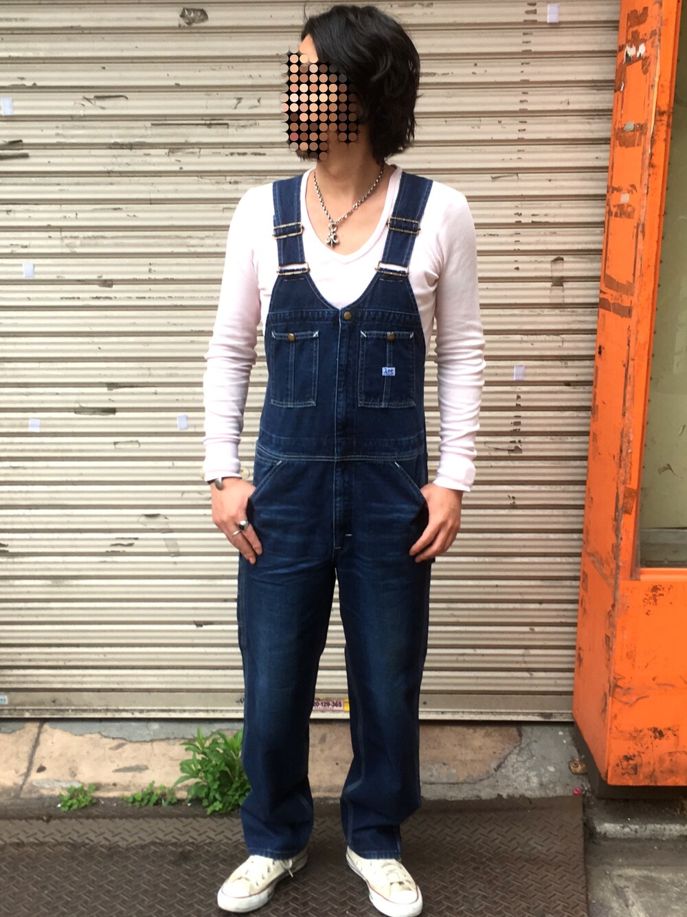 「カジュアル、春コーデ、シンプル、オトナカジュアル、オーバーオール、LEE、スニーカー、コンバース、GAP、デニム」｜「Leeのアイテム（つなぎ/オールインワン、ブルー系）」を使った、かくちゃんさん（メンズ・175cm）の春コーディネートの1枚目の写真