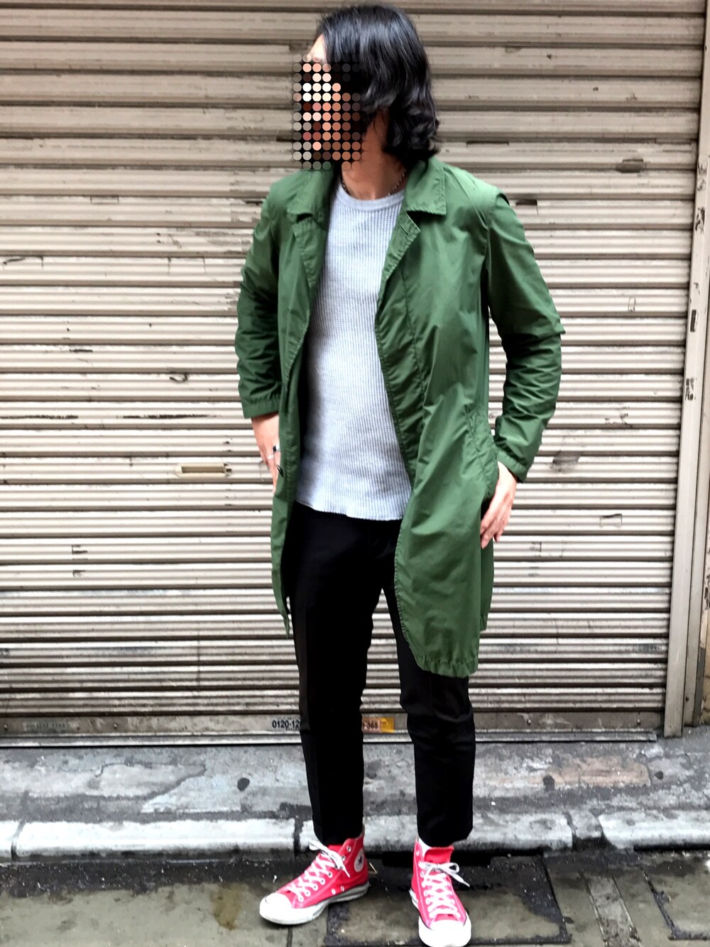 「きれいめカジュアル、シンプルコーデ、ビームス、BEAMS、レインコート、アラフォー、大人カジュアル、スニーカー、コンバース、白ソックス」｜「BEAMSの◎BEAMS / サーマル ロングスリーブ（Tシャツ/カットソー、グレー系）」を使った、かくちゃんさん（メンズ・175cm）の春コーディネートの1枚目の写真