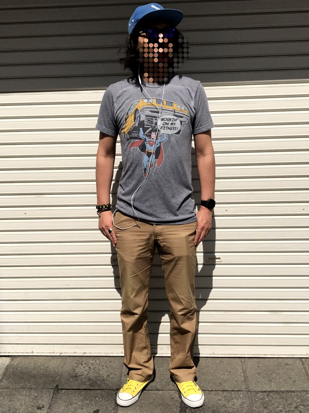「夏、キャップ、大人カジュアル、アラフォー、サタデーズ ニューヨークシティ (Saturdays NYC)、サングラス、Oakley、Tシャツ、ワイドパンツ、スニーカー」｜「Saturdays NYCのWAYLON SLASH（キャップ、ブルー系）」を使った、かくちゃんさん（メンズ・175cm）の春コーディネートの1枚目の写真