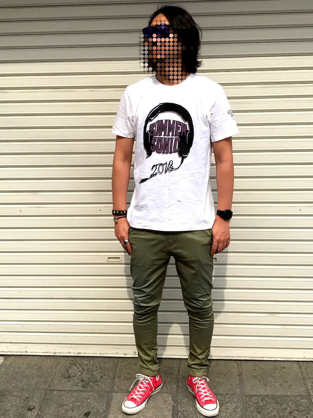 「サングラス、Tシャツ、ポールスミス、フェススタイル、サルエルパンツ、BEAMS、アラフォー、大人カジュアル、コンバース、スニーカー」｜「Paul Smithのアイテム（Tシャツ/カットソー、ホワイト系）」を使った、かくちゃんさん（メンズ・175cm）の春コーディネートの1枚目の写真