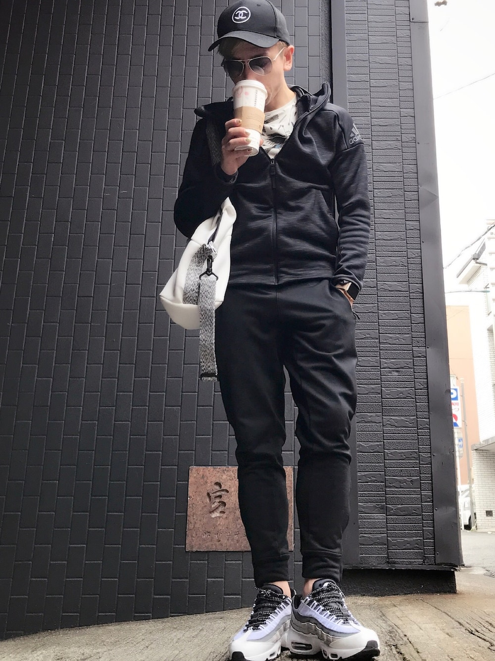 「ジャージ、カジュアル、ナイキ、コーディネート」｜「adidasのアイテム（ジャージ、ブラック系）」を使った、神垣徹さん（メンズ・167cm）の春コーディネートの1枚目の写真