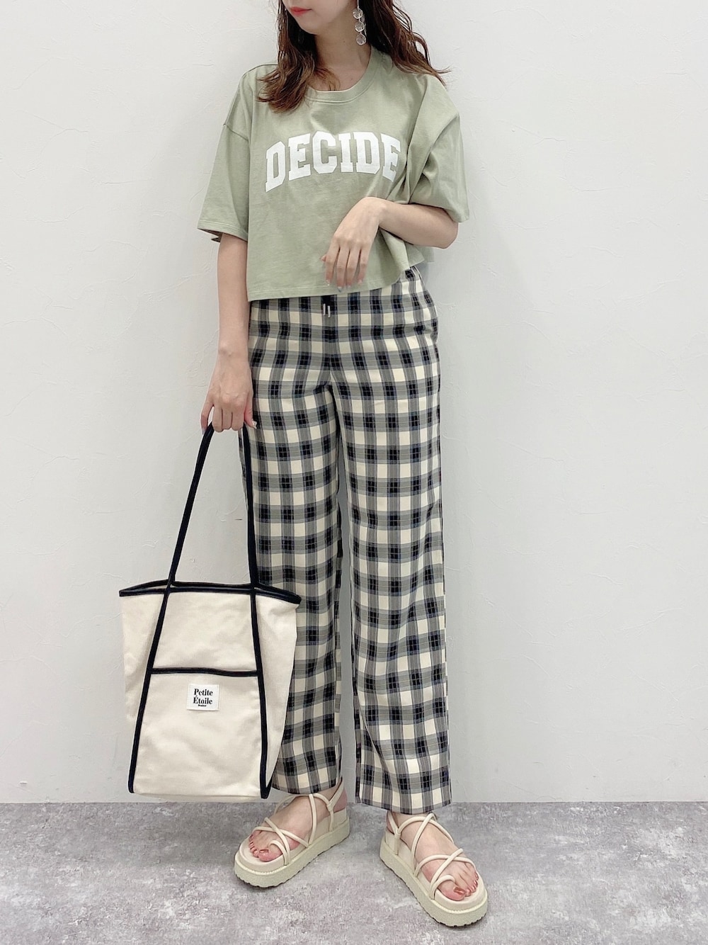 ブラック系のその他パンツ、グリーン系のTシャツ/カットソー、ホワイト系のトートバッグを着用したレディースの夏コーディネートの1枚目の写真