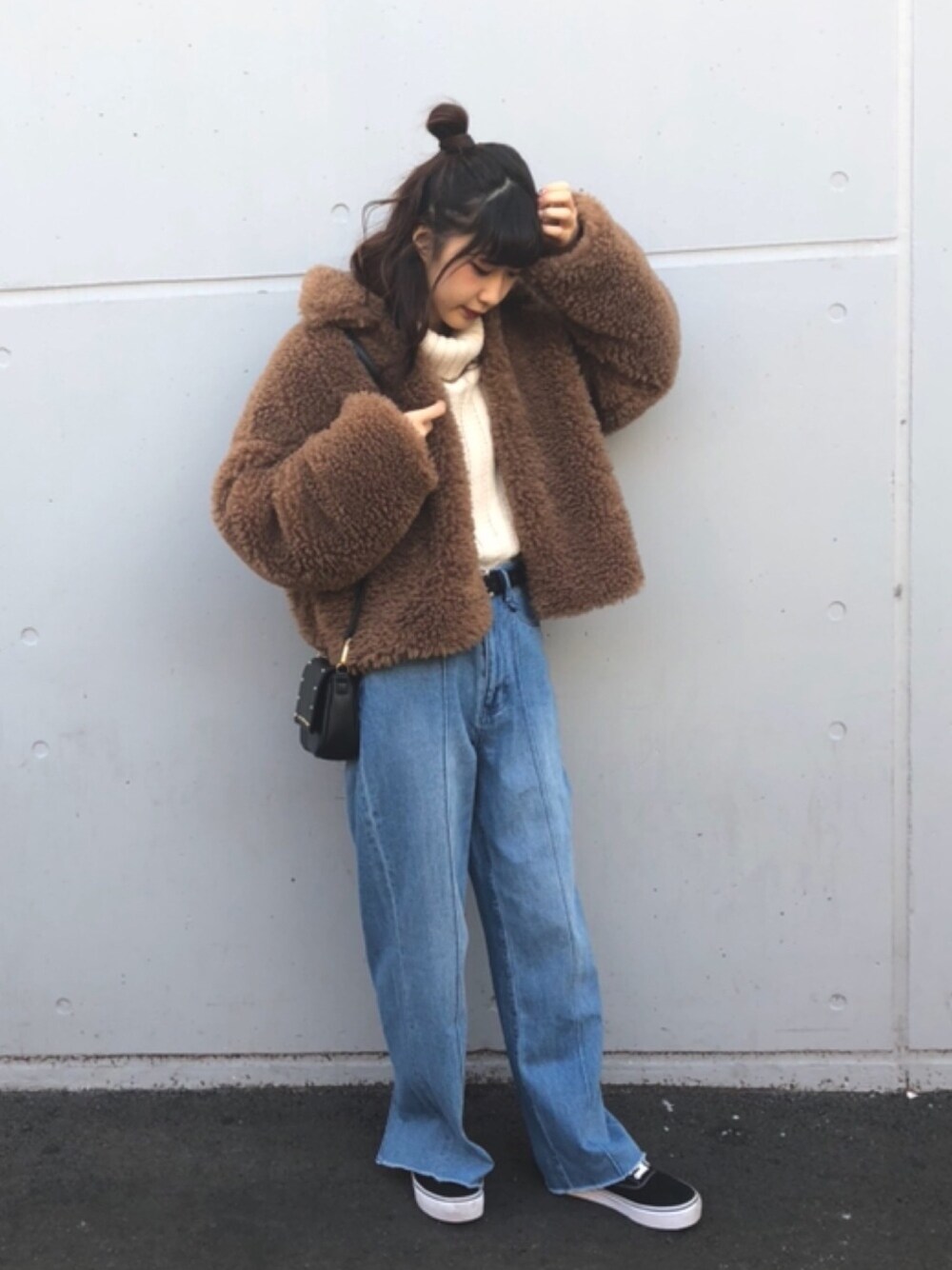 「ニット、タートルネックニット、デニムパンツ、シンプルコーデ、大人カジュアル、ボアブルゾン、nicoron、白ニット、冬コーデ、ボア」｜「NiCORONのタートルネックざっくりニットプルオーバー（ニット/セーター、ホワイト系）」を使った、はるちゃむさん（レディース・160cm）の秋コーディネートの1枚目の写真
