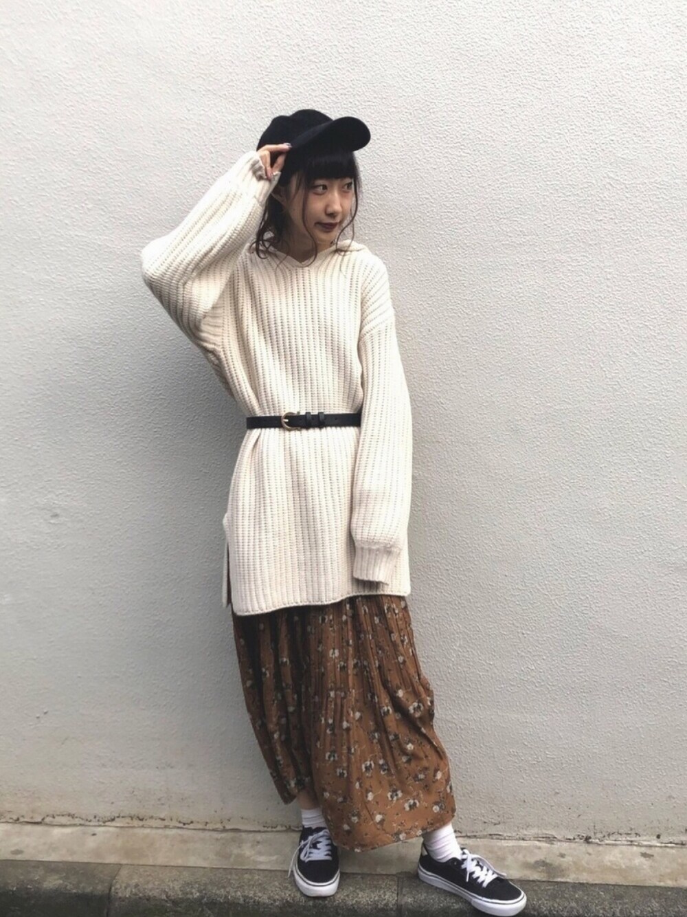 「オトナカジュアル、ママコーデ、nicoron、花柄スカート、キャップ、スニーカーコーデ、大人コーデ、体型カバー、チュニック、ラテカラー」｜「NiCORONのニットフードチュニック（ニット/セーター、ホワイト系）」を使った、はるちゃむさん（レディース・160cm）の冬コーディネートの1枚目の写真