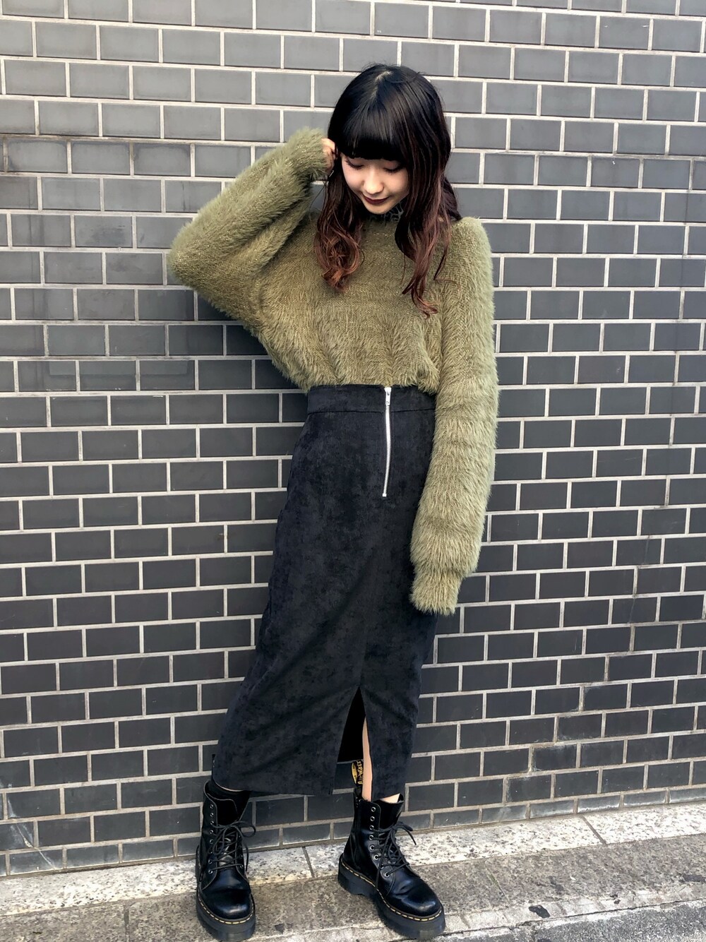 「フェザー、nicoron、タイトスカート、コーデュロイ、冬コーデ、オトナ女子、年末WEAR感謝祭、黒スカート、カーキ×黒」｜「NiCORONの細コーデユロイペンシルスカート（スカート、ブラック系）」を使った、はるちゃむさん（レディース・160cm）の冬コーディネートの1枚目の写真