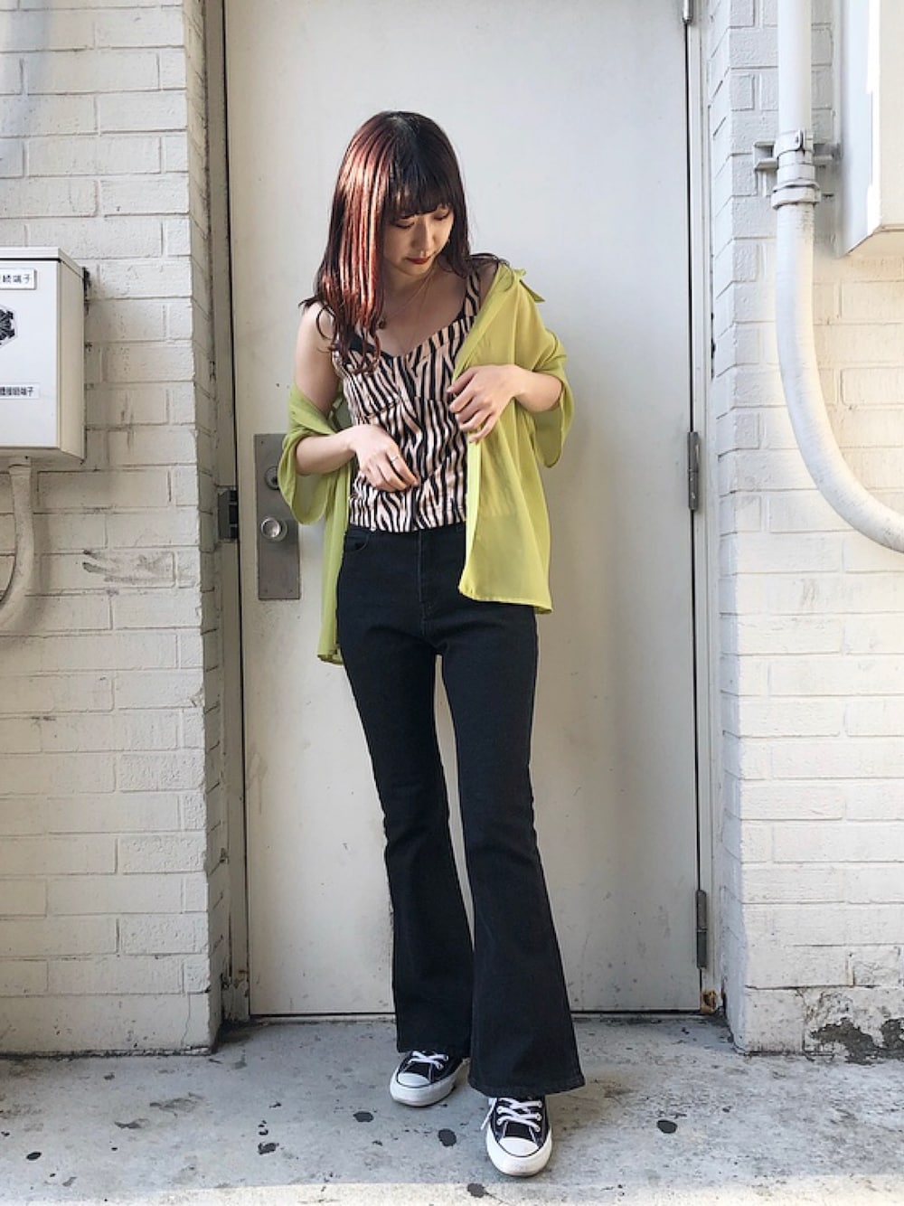 「nicoron、シアーシャツ、ライムグリーン、春コーデ、ゼブラ柄、ビスチェ、フレアパンツ、ブラックデニム、スニーカーコーデ」｜「NiCORONのゼブラ柄ビスチェ＊（キャミソール、ベージュ系）」を使った、はるちゃむさん（レディース・160cm）の春コーディネートの1枚目の写真