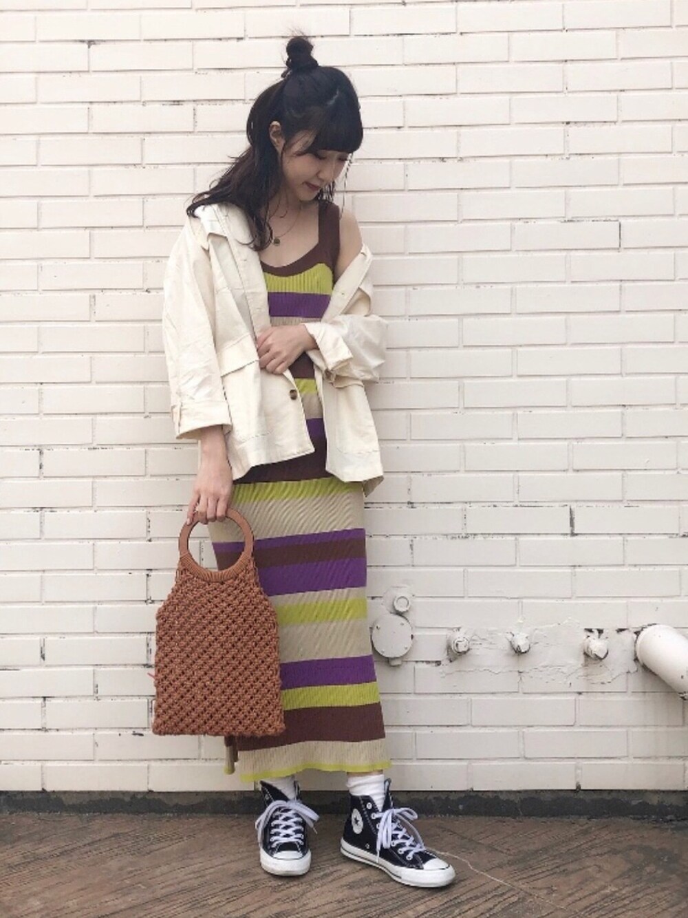 「nicoron、ニットワンピース、ボーダーワンピース、ワンピース、ミリタリージャケット、春コーデ、コンバース、大人カジュアル、デート、サイドスリット」｜「NiCORONのミリタリー風オーバーサイズジャケット（ミリタリージャケット、ホワイト系）」を使った、はるちゃむさん（レディース・160cm）の春コーディネートの1枚目の写真