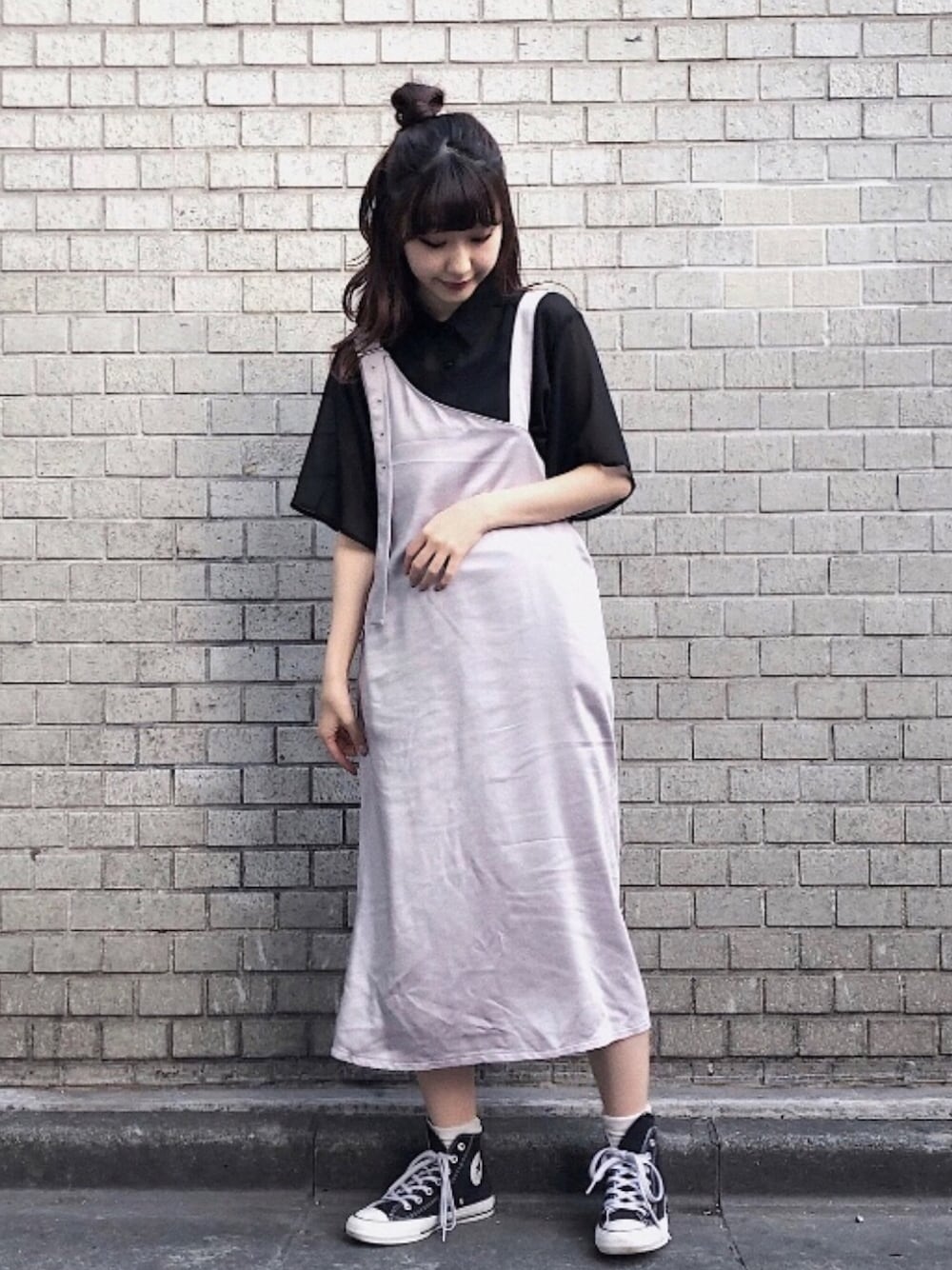 「オトナカジュアル、オトナ女子、夏コーデ、コンバース、シアーシャツ、ワンショルダー、nicoron、サテン、モードストリート、透け感」｜「NiCORONのワンショルジャンスカ＊（ジャンパースカート、パープル系）」を使った、はるちゃむさん（レディース・160cm）の春コーディネートの1枚目の写真