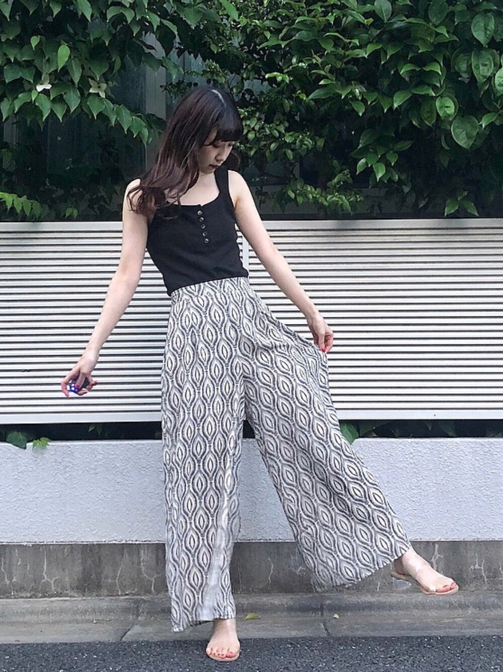 「nicoron、夏コーデ、エスニック柄、ワイドパンツ、柄パンツ、タンクトップ、クリアサンダル、ラクチンコーデ、おうちファッション、モノトーンコーデ」｜「NiCORONのエスニック柄ワイドパンツ（その他パンツ、ホワイト系）」を使った、はるちゃむさん（レディース・160cm）の夏コーディネートの1枚目の写真