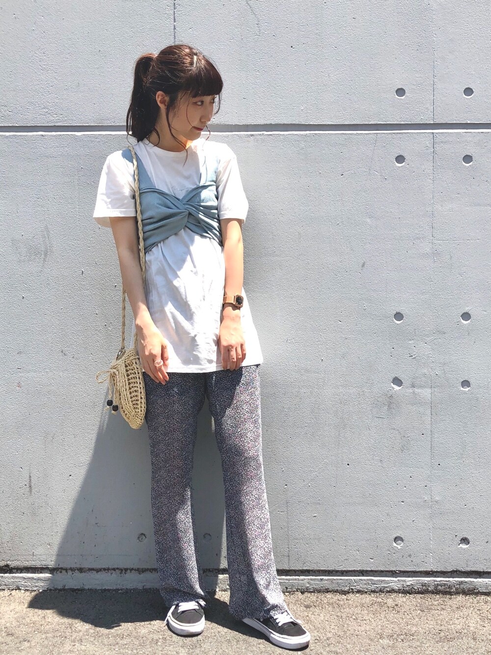 「ビスチェ、小花柄、サックスブルー、nicoron、夏コーデ、夏だ！Tシャツ着よう！、白Tシャツ、シアー、カジュアルコーデ」｜「NiCORONのTシャツビスチェセット ＊（Tシャツ/カットソー、ブルー系）」を使った、はるちゃむさん（レディース・160cm）の夏コーディネートの1枚目の写真