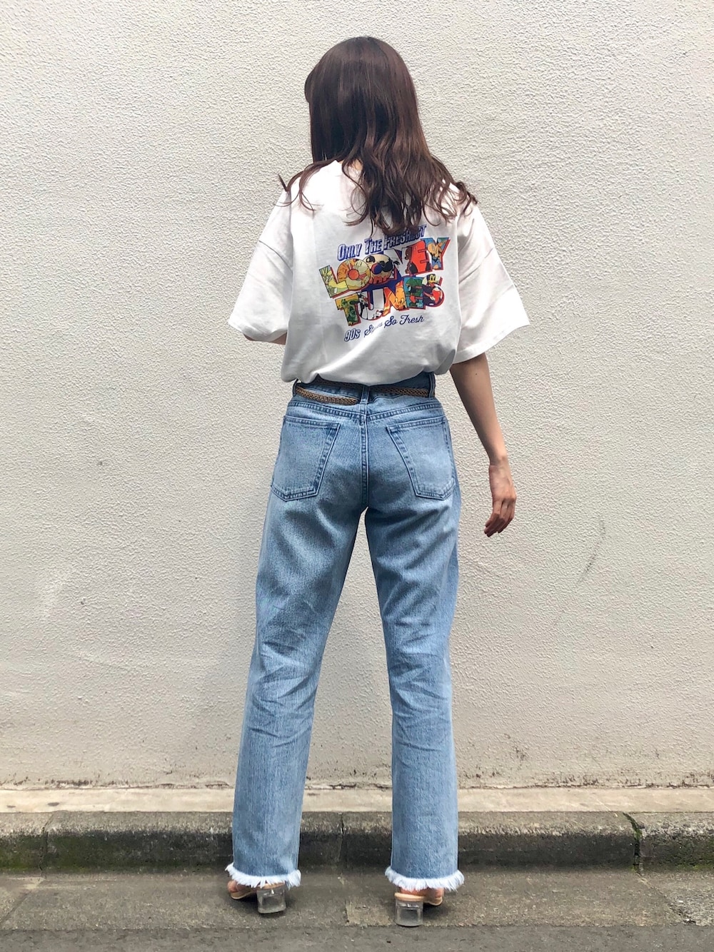 「nicoron、白Tシャツ×デニム、白Tシャツ、デニムコーデ、デニムパンツ、カジュアルコーデ、ラフ、夏だ！Tシャツ着よう！、シンプルコーデ、バックプリント」｜「NiCORONのLOONEY TUNESバックプリントTシャツ（Tシャツ/カットソー、ホワイト系）」を使った、はるちゃむさん（レディース・160cm）の夏コーディネートの1枚目の写真