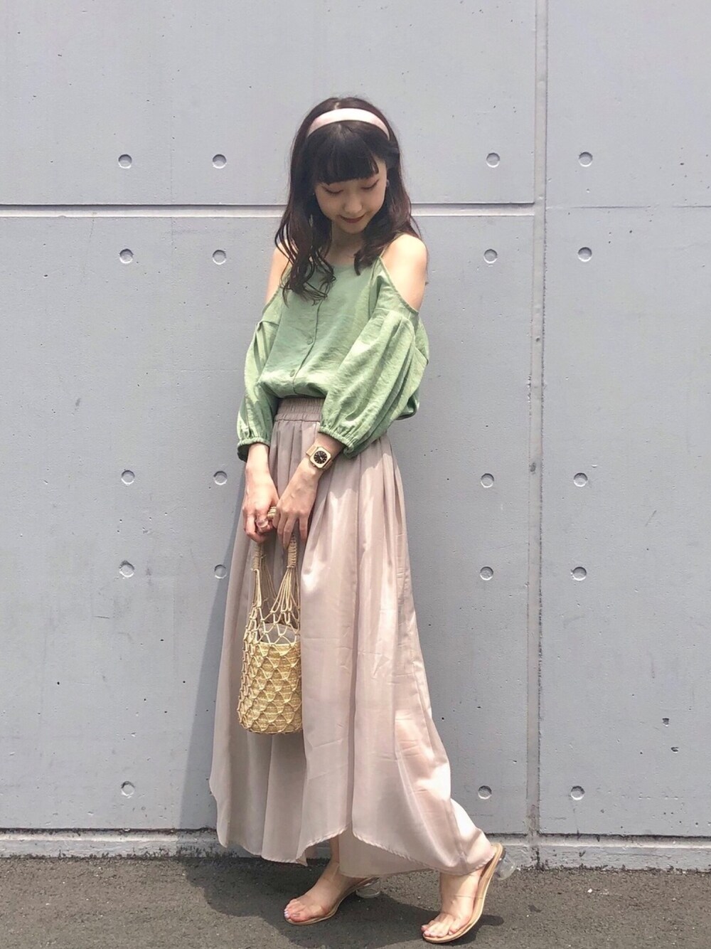 「夏コーデ、オフショル、シアー、かごバッグ、ガーリー、ガーリーコーデ、カチューシャ、透け感、ミントグリーン、ベージュコーデ」｜「NiCORONのストラップオフショルブラウス ＊（シャツ/ブラウス、グリーン系）」を使った、はるちゃむさん（レディース・160cm）の夏コーディネートの1枚目の写真