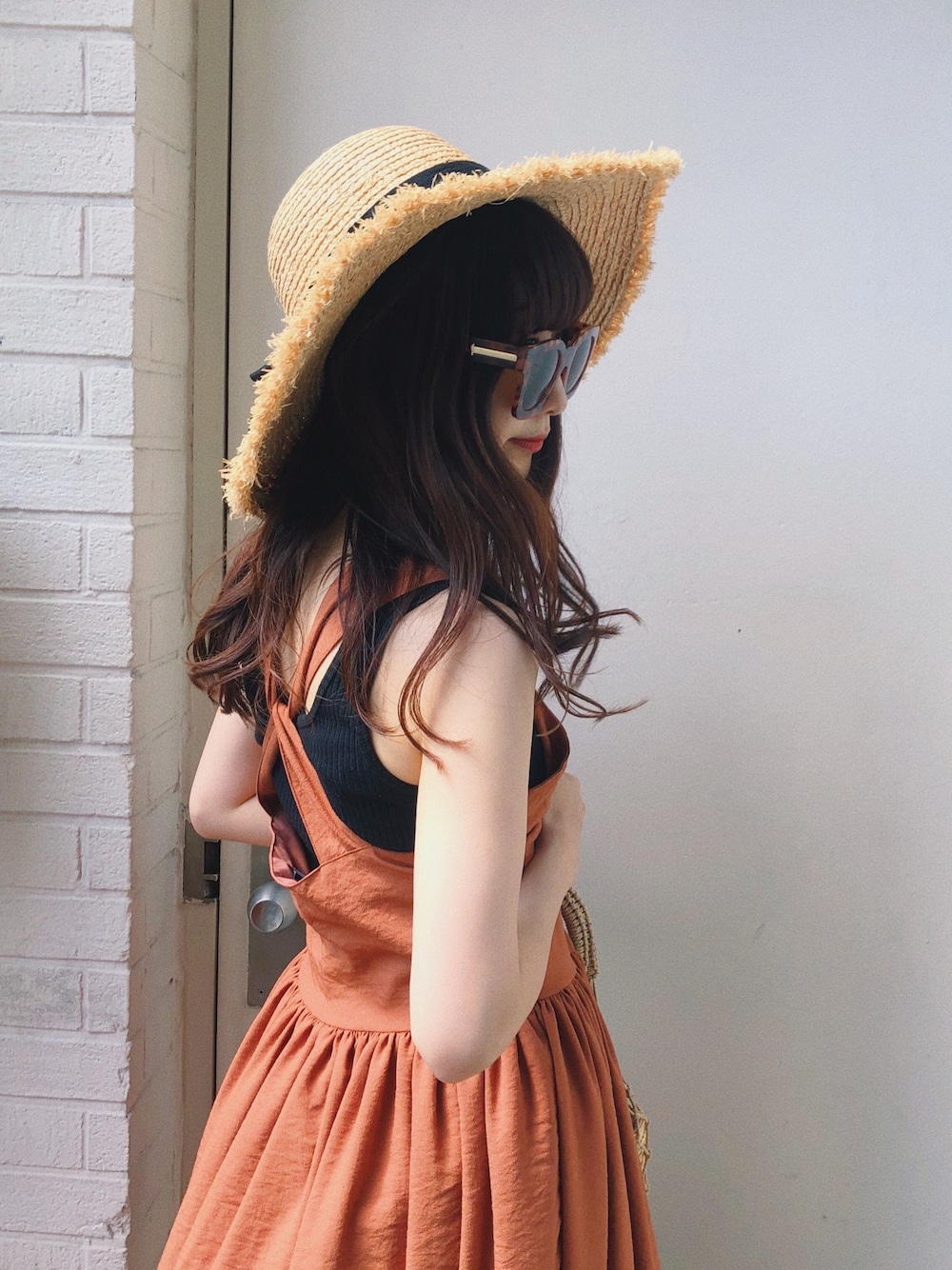 「バッククロス、バックシャン、ワンピース、リゾートスタイル、タンクトップ、テラコッタ、大人女子、麦わら帽子、後ろ姿、サングラス」｜「NiCORONのリボンフリンジハット（ハット、ベージュ系）」を使った、はるちゃむさん（レディース・160cm）の夏コーディネートの1枚目の写真