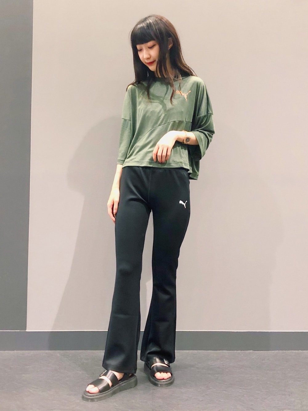 「PUMA、nicoron、キリン柄、スポーツウェア、ベルボトム、Tシャツ、ロゴT、アクティブ、ジム、スポーツ」｜「NiCORONのPUMA × NICORON BELL BELLBOTTOM PANTS / プーマ × ニコロン ベルボトム パンツ（その他パンツ、ブラック系）」を使った、はるちゃむさん（レディース・160cm）の秋コーディネートの1枚目の写真