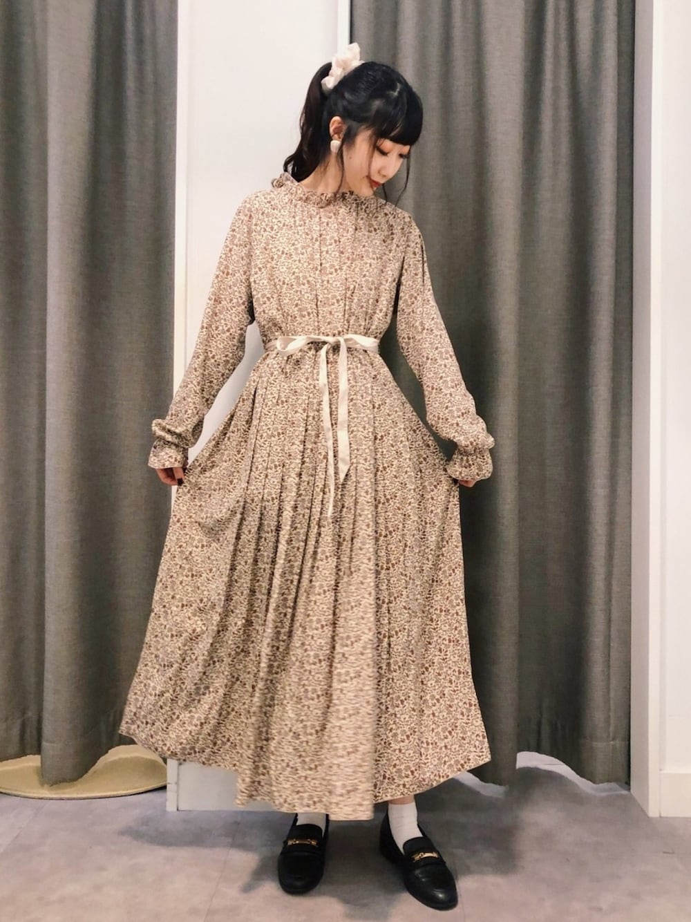 「ラブアンドピース2020、ワンピース、レトロワンピース、レトロコーデ、花柄ワンピース、ガーリーコーデ、ロングワンピース、デート、レトロ、プリーツスカート」｜「Areeamのアイテム（ワンピース、ベージュ系）」を使った、はるちゃむさん（レディース・160cm）の秋コーディネートの1枚目の写真