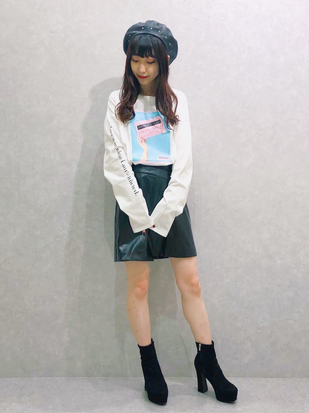 「HoneySalon、nicoron、レザースカート、ミニスカート、ロンT、ユニセックス、ガーリーコーデ、ベレー帽、プリントT、モノトーンコーデ」｜「NiCORONのラップミニスカート(SET UP対応) ＊（スカート、ブラック系）」を使った、はるちゃむさん（レディース・160cm）の秋コーディネートの1枚目の写真