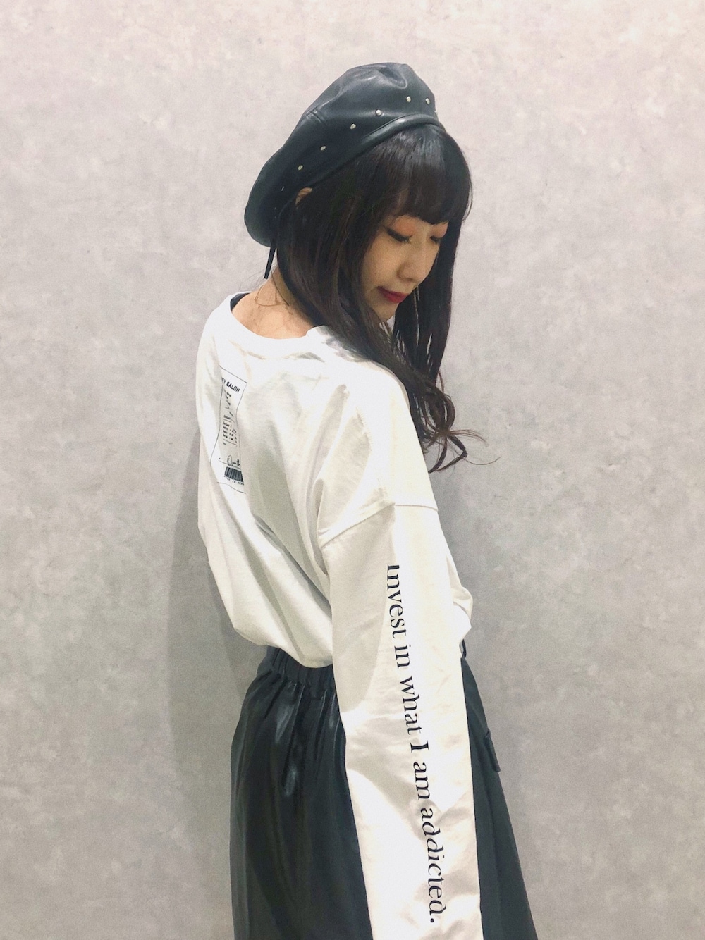 「nicoron、HoneySalon、ロンT、ベレー帽、レザースカート、ロゴT、プリントT、ガーリーコーデ、袖ロゴ、モノトーンコーデ」｜「NiCORONのスタッズ付きベレー帽＊＊（ハンチング/ベレー帽、ブラック系）」を使った、はるちゃむさん（レディース・160cm）の秋コーディネートの1枚目の写真