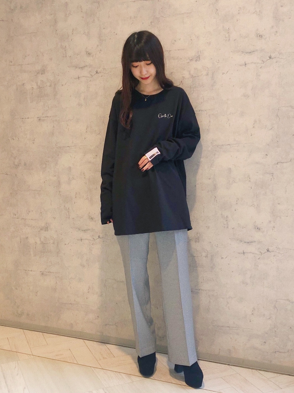 「nicoron、HoneySalon、ブラックコーデ、千鳥柄、チェックパンツ、ロンT、黒Tシャツ、きれいめカジュアル、オールブラック、バックプリント」｜「Honey Salonの【ユニセックス】Big receipt ロンT(バックプリントロンT/ビッグシルエット/ロングスリーブ)（Tシャツ/カットソー、ブラック系）」を使った、はるちゃむさん（レディース・160cm）の秋コーディネートの1枚目の写真
