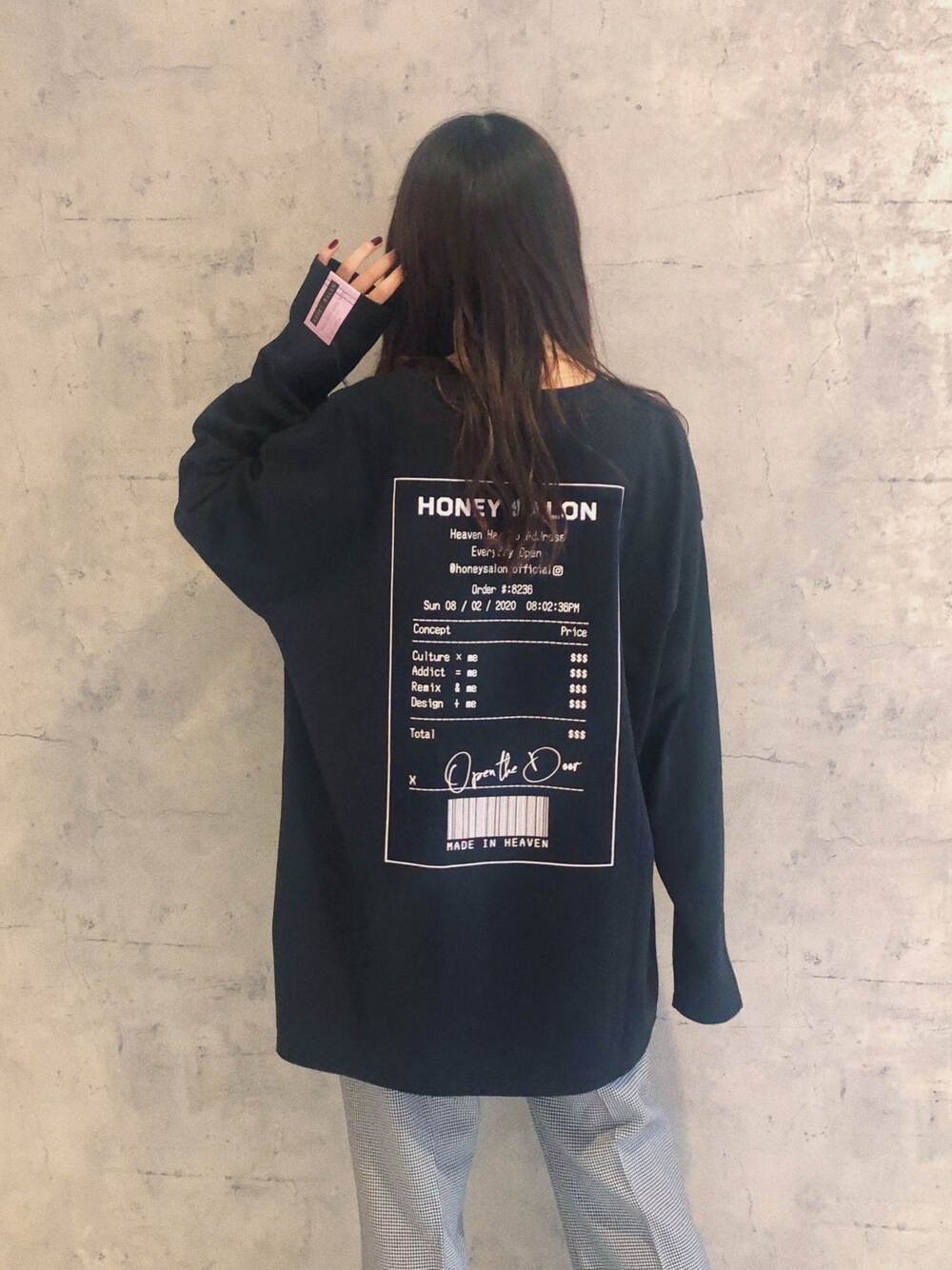 「nicoron、HoneySalon、ロンT、バックプリント、プリントT、黒Tシャツ、千鳥柄、秋のコーデ、ユニセックス、モノトーンコーデ」｜「Honey Salonの【ユニセックス】Big receipt ロンT(バックプリントロンT/ビッグシルエット/ロングスリーブ)（Tシャツ/カットソー、ブラック系）」を使った、はるちゃむさん（レディース・160cm）の秋コーディネートの1枚目の写真