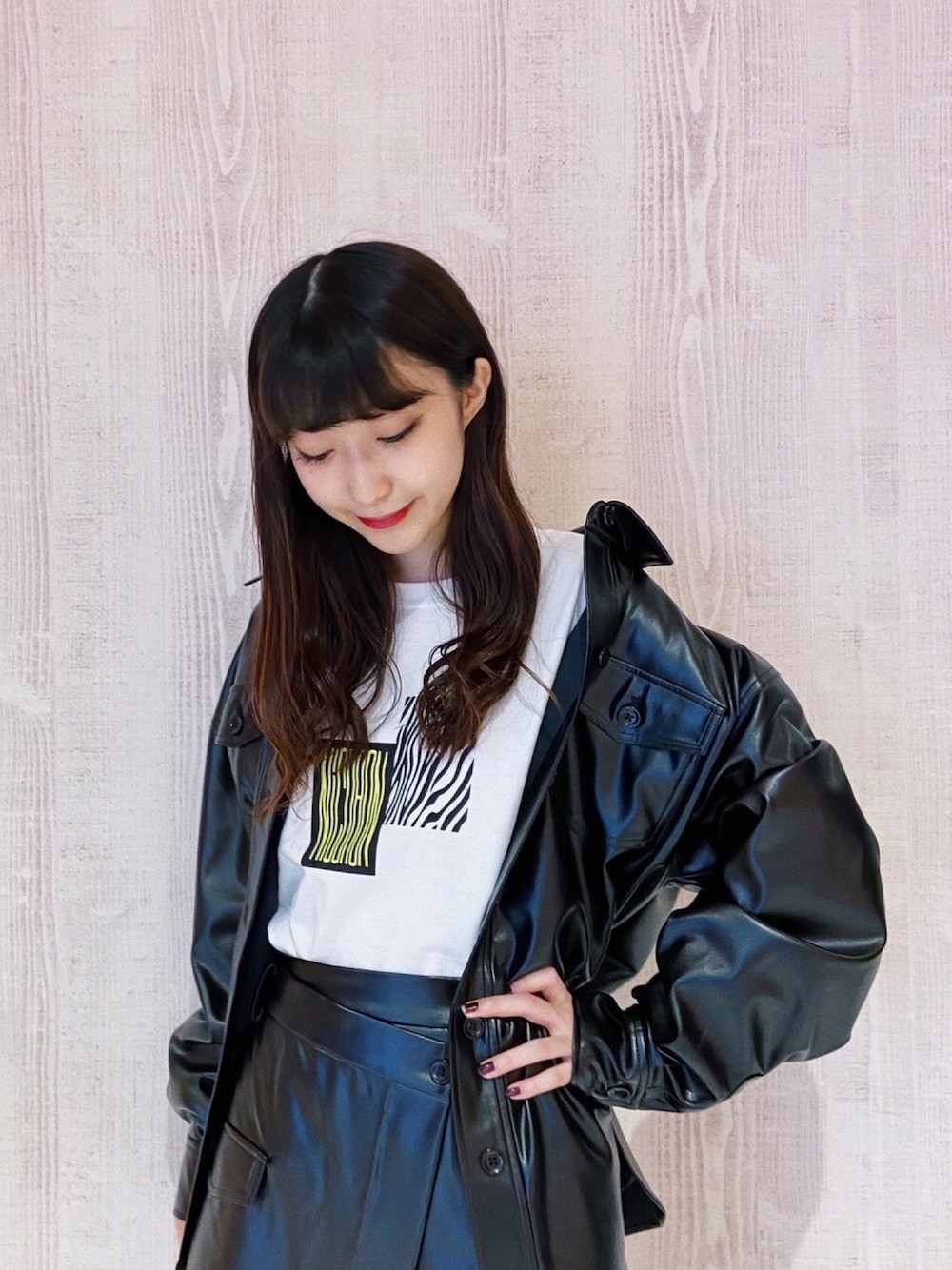 「nicoron、レザー、レザーシャツ、レザースカート、セットアップ、ゼブラ柄、ロンT、モノトーンコーデ、モノトーン、ブラックコーデ」｜「NiCORONのゼブラNiCORONロゴＴシャツ ＊（Tシャツ/カットソー、ホワイト系）」を使った、はるちゃむさん（レディース・160cm）の秋コーディネートの1枚目の写真