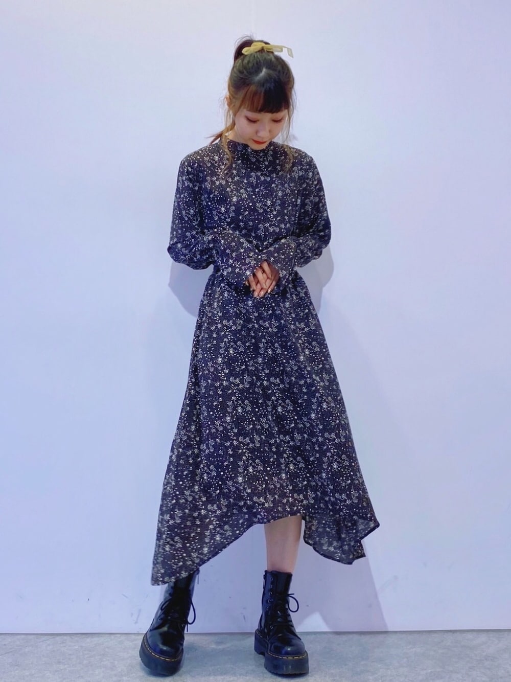 「nicoron、花柄、花柄ワンピース、黒ワンピース、ワンピース、休日スタイル、秋コーデ、ガーリーコーデ、小花柄、ロングワンピース」｜「NiCORONのねお×NiCORONイレヘムワンピース ＊（ワンピース、ブラック系）」を使った、はるちゃむさん（レディース・160cm）の秋コーディネートの1枚目の写真