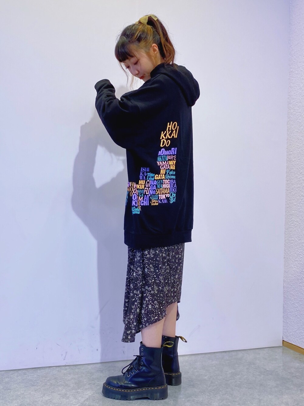 「nicoron、ラフコーデ、カジュアルコーデ、ワントーンコーデ、パーカー、花柄ワンピース、ワンピース、着回しコーデ、ユニセックス、ビックシルエット」｜「NiCORONのねお×NiCORON地図プリントパーカー ＊（パーカー、ブラック系）」を使った、はるちゃむさん（レディース・160cm）の秋コーディネートの1枚目の写真