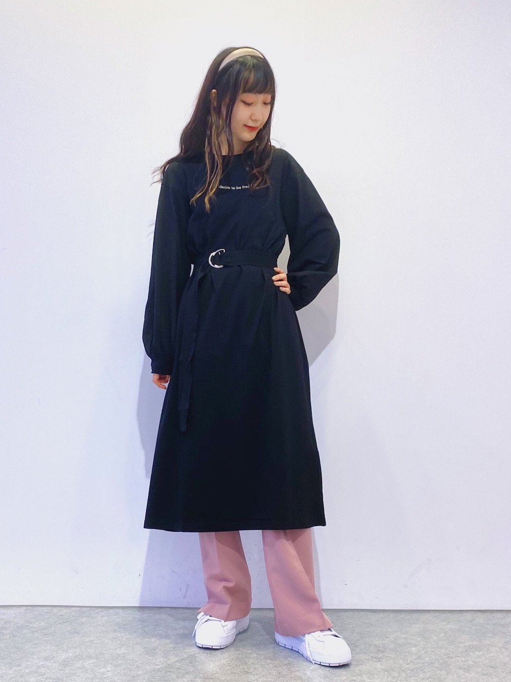 「nicoron、ワンピース、スウェットワンピース、ボリューム袖、ブラックコーデ、ピンクパンツ、スラックス、ガーリーコーデ、ゆるコーデ、秋のコーデ」｜「NiCORONのBack Photoワンピース ＊（ワンピース、ブラック系）」を使った、はるちゃむさん（レディース・160cm）の秋コーディネートの1枚目の写真