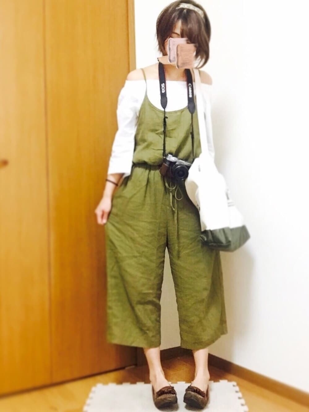「シンプル、ゆるコーデ、夏コーデ、オフショル、カジュアル、カーキ、シンプルコーデ、オールインワン」｜「to blossomのアイテム（オールインワン・サロペット、グリーン系）」を使った、ゆゆゆり。さん（レディース・160cm）の夏コーディネートの1枚目の写真