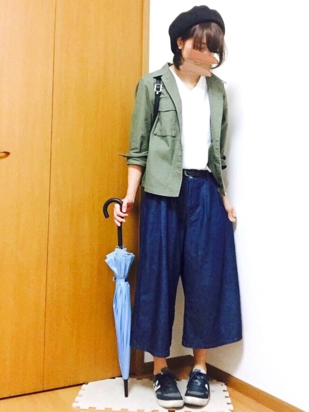 グリーン系のその他アウター、ブルー系のパンツ、ブルー系のスニーカーを着用したレディースの夏コーディネートの1枚目の写真