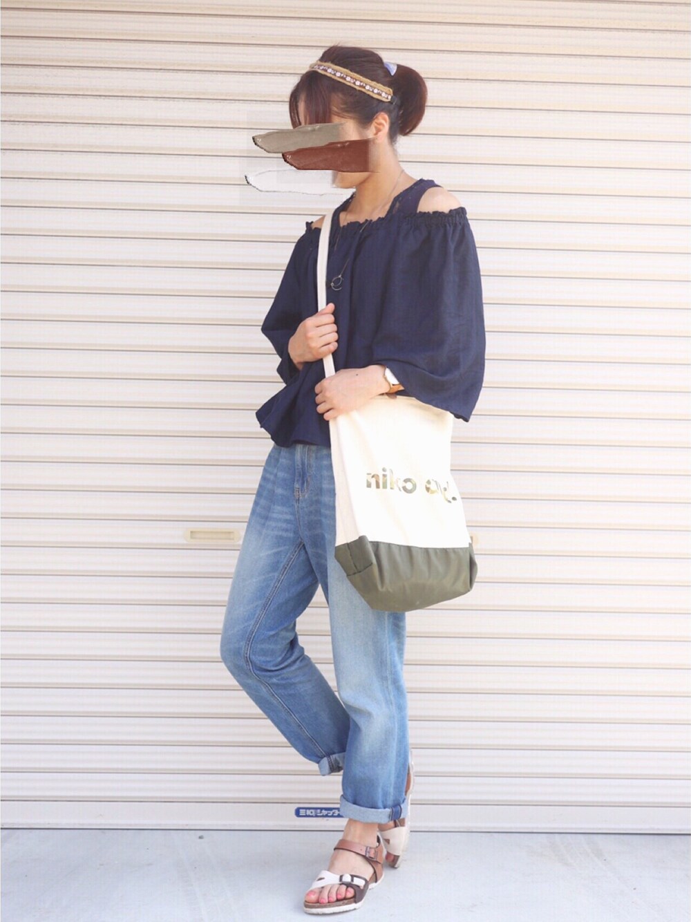 ホワイト系のトートバッグ、ブルー系のシャツ/ブラウス、ブルー系のデニムパンツを着用したレディースの夏コーディネートの1枚目の写真