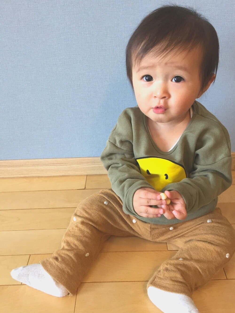 グリーン系のスウェット、イエロー系のパンツ、ホワイト系のソックス/靴下を着用したキッズの秋コーディネートの1枚目の写真